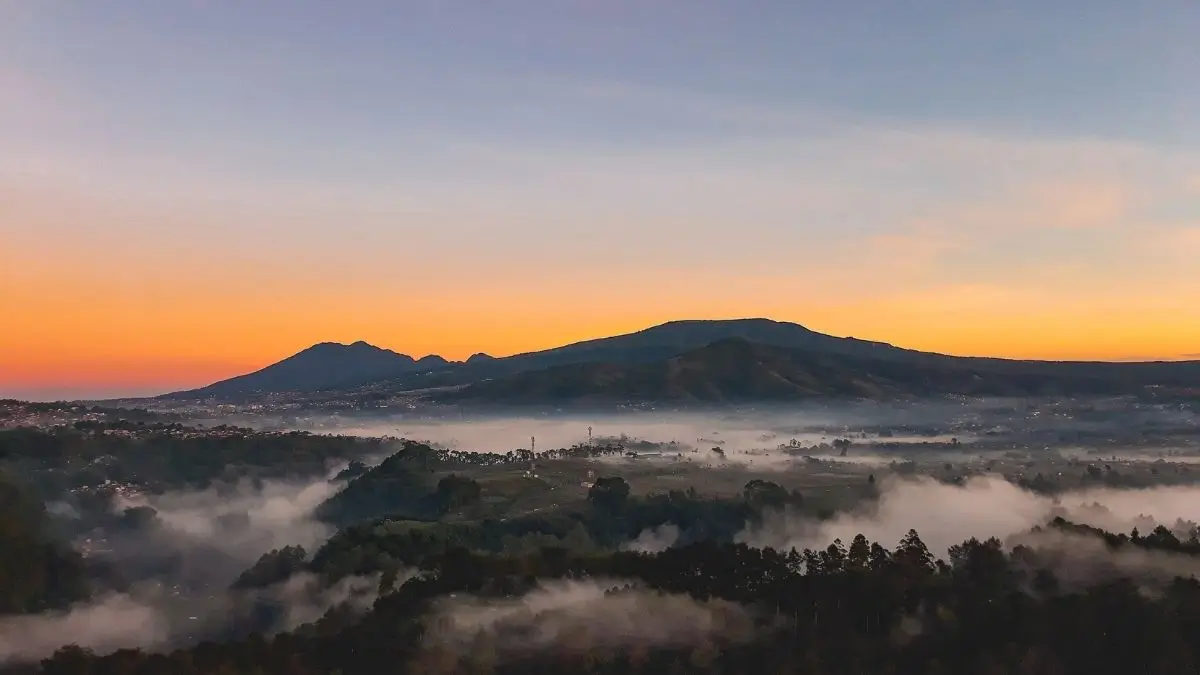 pemandangan gunung dari tebing keraton dago bandung