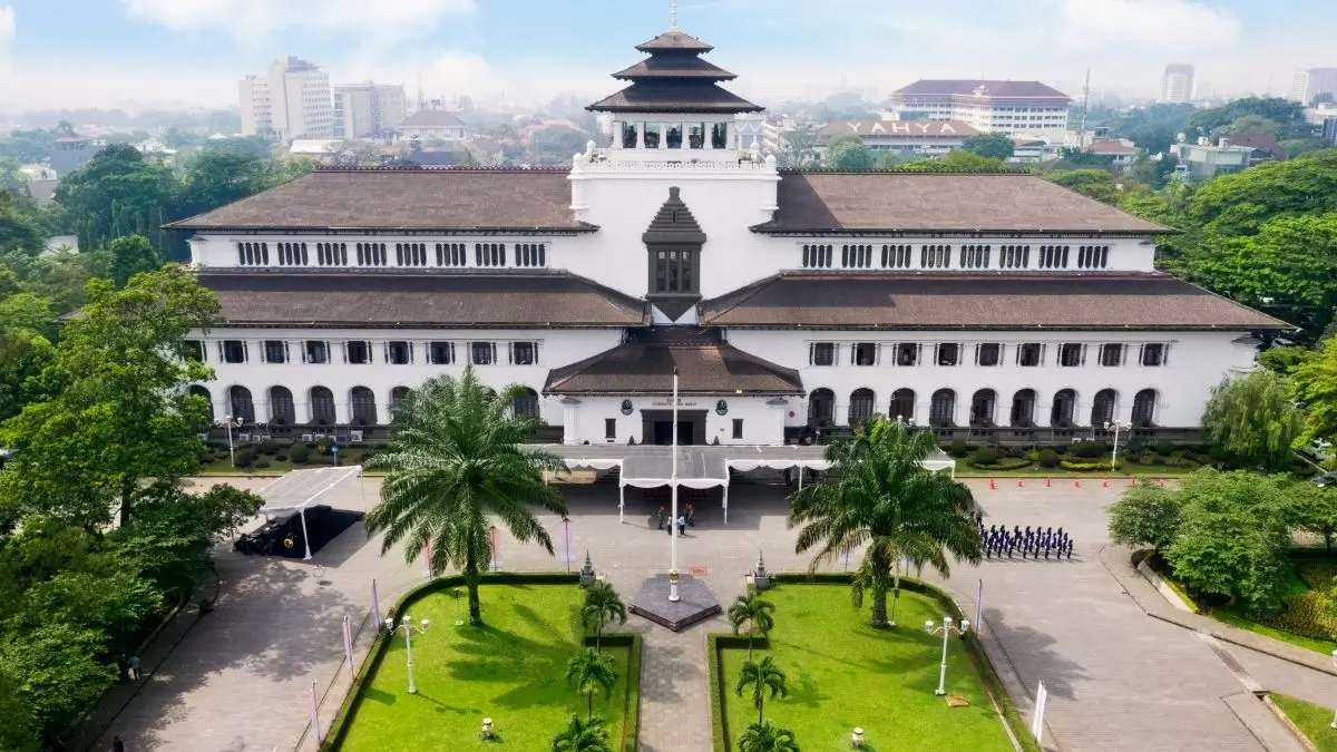 pemandangan gedung sate bandung dari atas