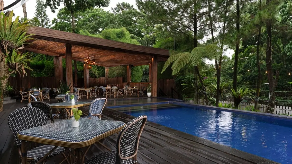 kolam renang outdoor house sangkuriang, hotel di bandung