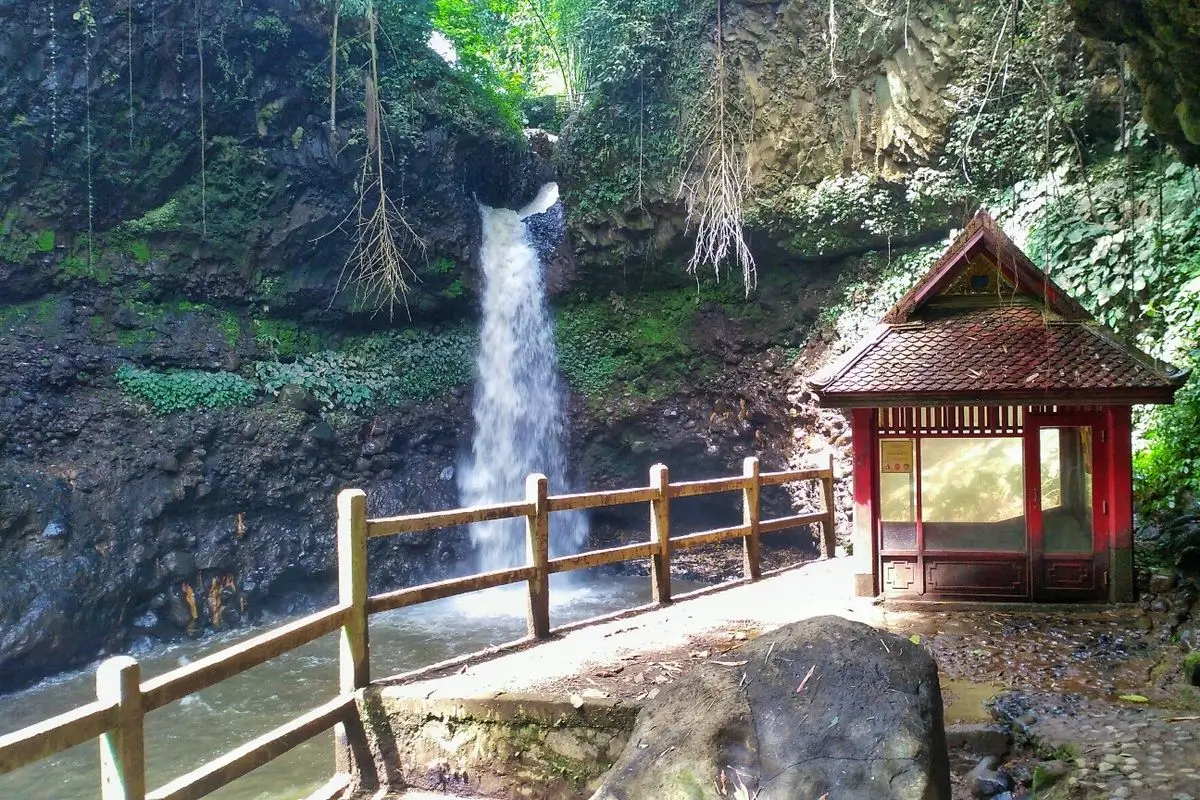 curug dago di pagi hari
