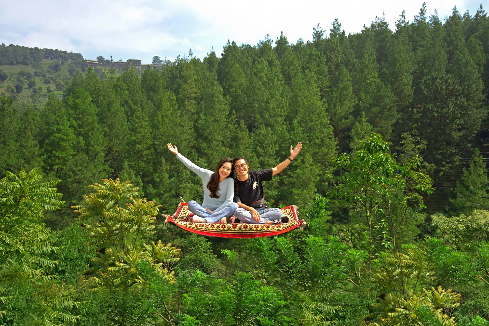 pasangan sedang duduk di karpet terbang berpose di tempat wisata dago, dago dream park