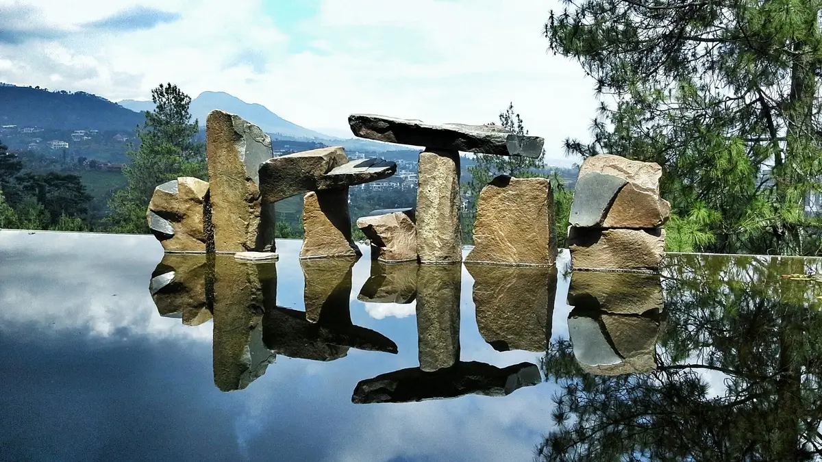 wot batu dengan pemandangan gunung di belakangnya